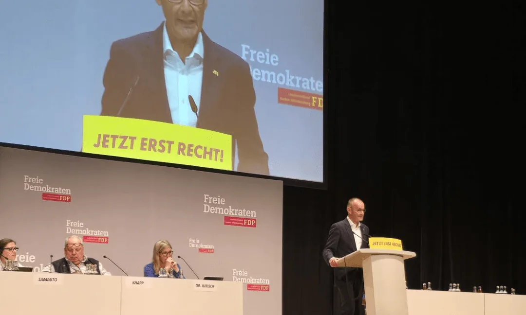 Blick auf Bühne und Rednerpult der Landesvertreterversammlung der FDP Baden-Württemberg